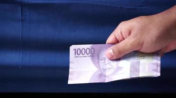 10000 rupia i soldi. Indonesia moneta video