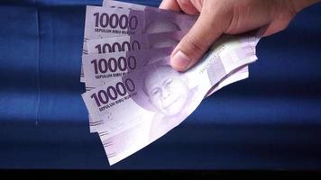 10 000 Rupiah argent. Indonésie devise video