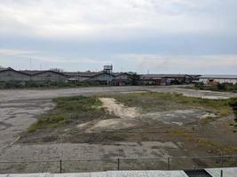 paisaje escena de poder planta proyecto para generar electricidad a ciudad. el foto es adecuado a utilizar para industrial fondo, poder planta póster, ambiente contenido medios de comunicación.