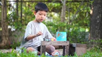 concentrado asiático chico colorante solar sistema juguetes, sensorial actividad, aprendizaje herramientas a hogar. video