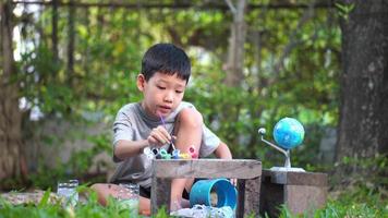koncentrerad asiatisk pojke färg sol- systemet leksaker, sensorisk aktivitet, inlärning verktyg på Hem. video