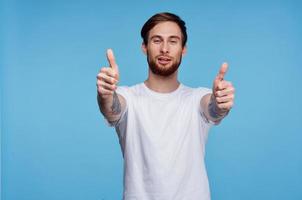 alegre hombre en blanco camiseta tatuaje en su brazos recortado ver Moda foto