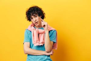 estudiante en un azul camiseta idea rosado chaqueta aislado antecedentes foto