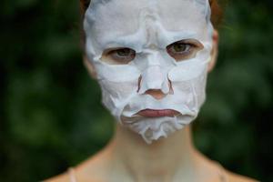 hermosa mujer cara años arrugas triste cara máscara rejuvenecimiento foto