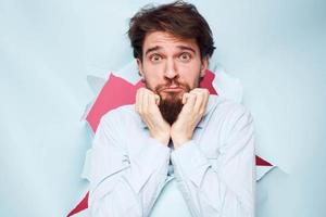 negocio hombre en camisa emociones gestos con manos estilo de vida foto