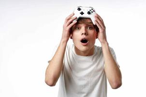 chico en blanco camiseta palanca de mando juegos tecnología entretenimiento foto