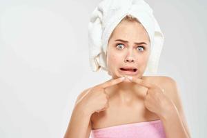 mujer con desnudo espalda facial piel cuidado acné dermatología de cerca foto