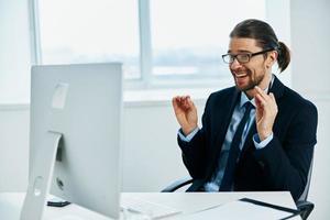 empresario trabajo en frente de un computadora documentos ejecutivo foto