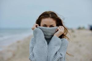 bonito mujer con largo pelo en el playa naturaleza paisaje caminar estilo de vida foto