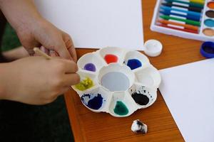 de cerca estudiante es estudiando Arte sujeto, cuadro, Arte actividad, mezcla concepto de color, Arte enseñando materiales , educación, divertido actividad, mejorar niños imaginación , creatividad, concentración y relajarse foto