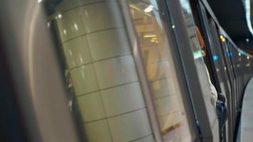 vrouw komt binnen een trein Aan de metro station. video