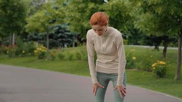 femme fabrication court Pause à souffle tandis que le jogging video