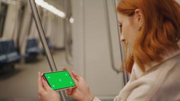 horizontal Grün Bildschirm spotten oben Smartphone halt durch Frau Aufpassen Webinar online auf unter Tage Transport. video