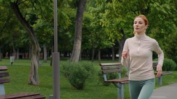 mujer trotar en el parque sensación enfermo durante ejercicio. video