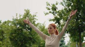 niña practicas yoga, creciente brazos arriba y respiración profundo. video