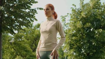 kvinna stannar från joggning och framställning kort ha sönder till andetag. video