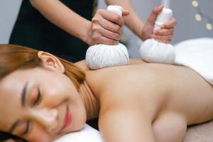 hermosa mujer haciendo tailandés masaje en spa foto
