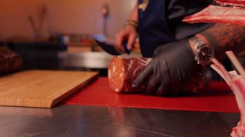 Carnicero rebanar hecho a mano salchicha en un carnicería cocina. video