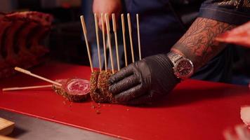 gerollt Rindfleisch gewürzt mit gemischt Pfeffer und bereit zum Grillen. video