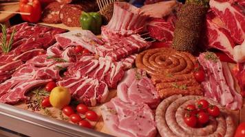 vlees producten Aan Scherm voor uitverkoop Aan slagers tafel. video