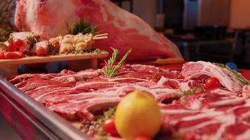 carne prodotti crudo e elaborato impostato di su un' metallo tavolo. video