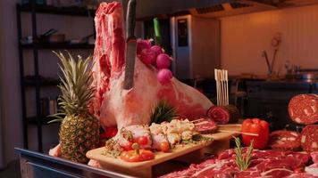 frisch roh Lamm Karkasse bereit zum Verkauf auf Anzeige auf das Tabelle mit andere Fleisch Produkte. video