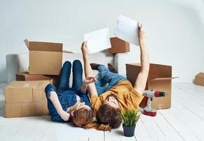 hombre y mujer en el piso con cajas planificación Moviente a Departamento foto