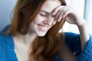 hermosa mujer sentado en el antepecho con un azul tartán sonrisa foto