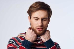 hombre suéter salud problemas gripe infección estudio foto