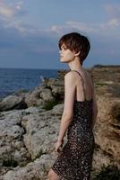 de moda mujer en vestir en naturaleza rocas paisaje al aire libre inalterado foto