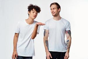 dos hombres en blanco camisetas emociones amistad divertido foto