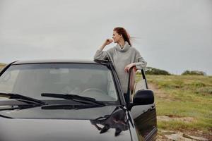 retrato de un mujer aventuras coche viaje naturaleza viaje hembra relajante foto