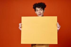 chico con Rizado pelo amarillo póster publicidad rojo aislado antecedentes foto