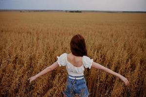mujer en el prado caminar campo agricultura foto