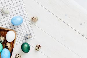 Pascua de Resurrección huevos de diferente colores mentira en un de madera mesa Copiar espacio foto