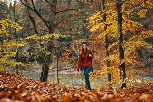 mujer viajes en otoño bosque en naturaleza paisaje amarillo hojas en arboles turismo río lago foto