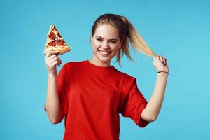 bonito mujer con Pizza en manos rápido comida comiendo divertido foto