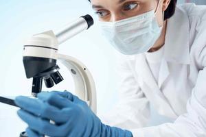 mujer vistiendo médico máscara microscopio laboratorio tecnología profesional foto
