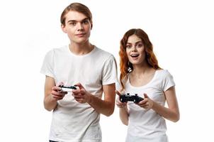 gracioso hombre y mujer con palancas de mando en manos vídeo juegos aficiones amistad foto