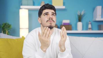 Jeune homme prier pour le récupération de négativité. le Jeune homme prie pour le récupération de le négatif. là est quelque chose faux dans votre vie. video