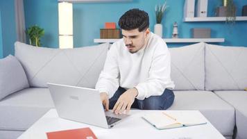 estressado casa escritório trabalhador. homem trabalhando em computador portátil às casa voltas fora a computador portátil a partir de estresse. video