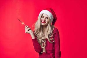 alegre mujer en Papa Noel sombrero bengalas Navidad rojo antecedentes foto