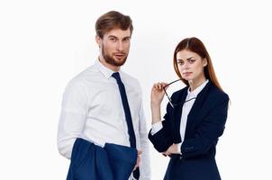 hombre y mujer en trajes trabajando oficina profesional foto