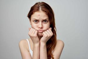 bonito mujer con un espinilla en el cara aislado antecedentes foto