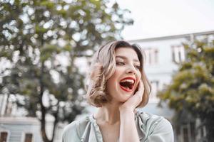 linda rubia niña con rojo labios al aire libre caminar estilo de vida foto