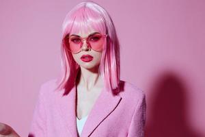 hermosa de moda niña en rosado lentes productos cosméticos glamour emociones estudio modelo inalterado foto