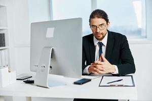 oficina trabajador en un traje oficina trabajo teléfono estilo de vida foto