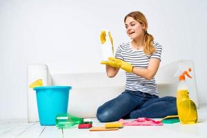 limpieza dama con detergente en manos en el habitación limpieza interna foto