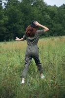 mujer en el campo caminar en naturaleza detrás el Fresco aire t foto