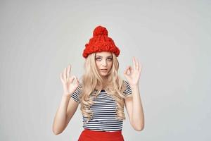 bonito mujer en de moda ropa rojo sombrero ligero antecedentes estilo de vida foto